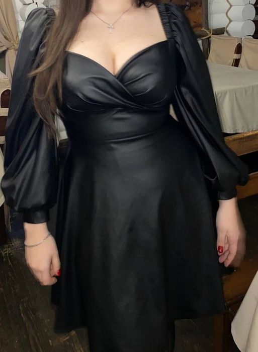 чорна шкіряна сукня