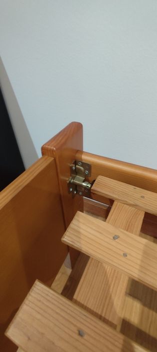 Cama de solteiro com estrado e mesa de cabeceira