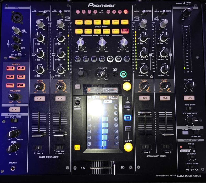 Pioneer DJM 2000 Nexus + Flight Case Tripla: