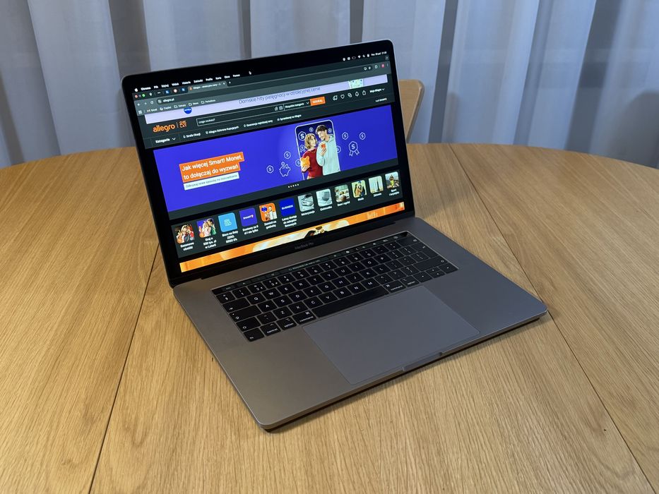 Komputer Apple Macbook Pro A1990 | i7 16 GB 256 GB Space Gray