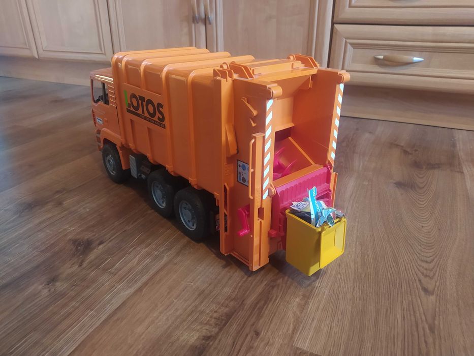 Bruder auto Tir MaN. Śmieciarka + kosz. Na prezent