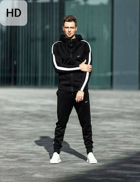 Чоловічий спортивний костюм