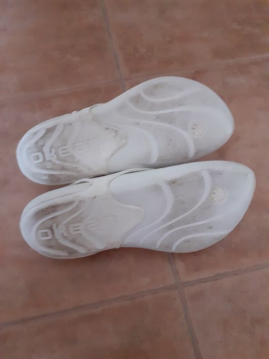 chinelos brancos n 38 e camisola xxl