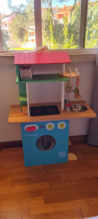 Cozinha de brincar a funcionar e em bom estado com acessórios