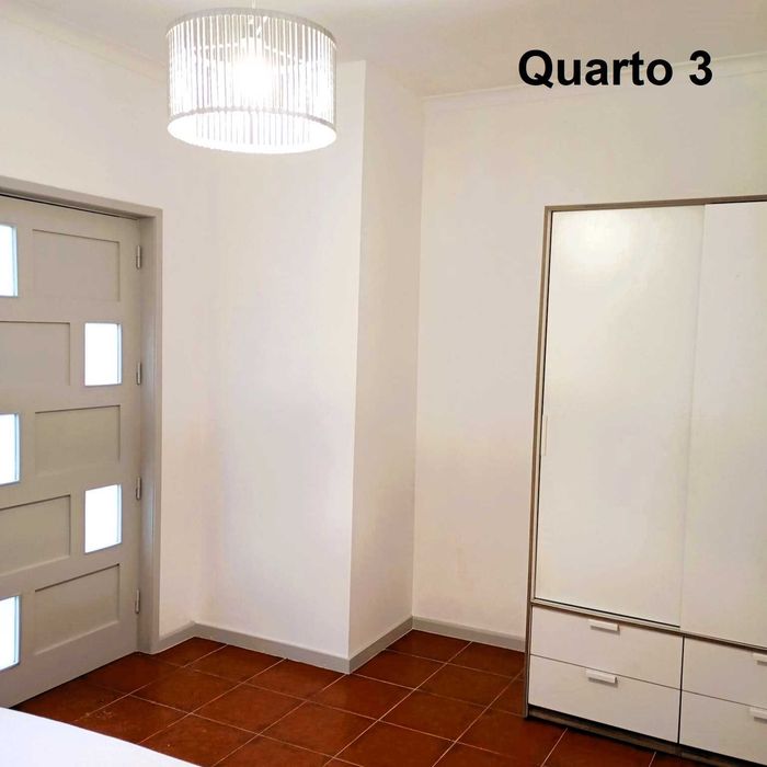 Quarto mobilado em moradia T3