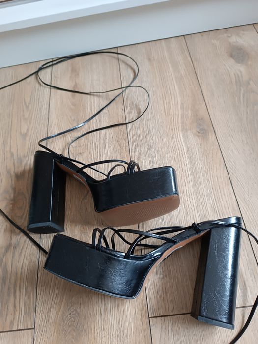 Czarne sandały na obcasie