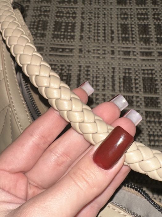 Сумка у трендовому бежевому кольорі