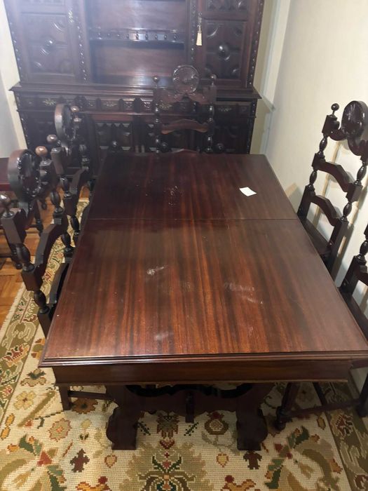 Conjunto Sala de Jantar Antigo – Mesa, Cadeiras e Aparador
