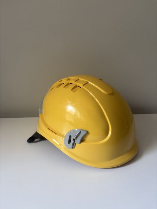 żółty ask budowlany cerva