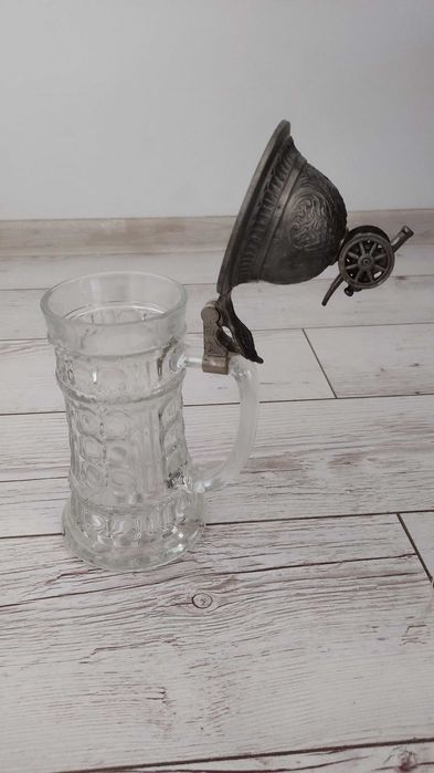 Kufel do piwa z pokrywą, armatą