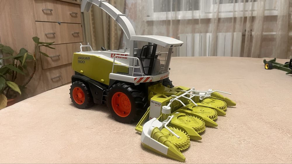 іграшки фермерські Bruder 1:16 — John Deere та Claas. Стан ідеал!
