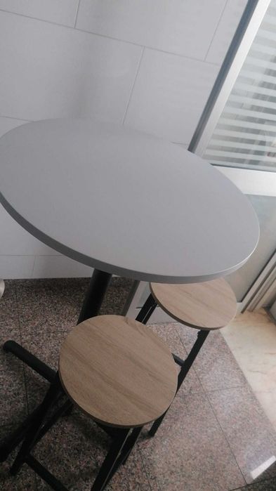 Conjunto de mesa com tampo de vidro e dois bancos