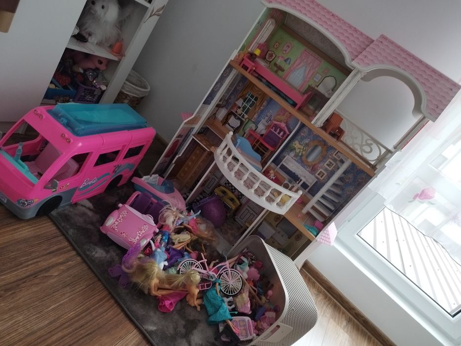 Domek samochód i lalki