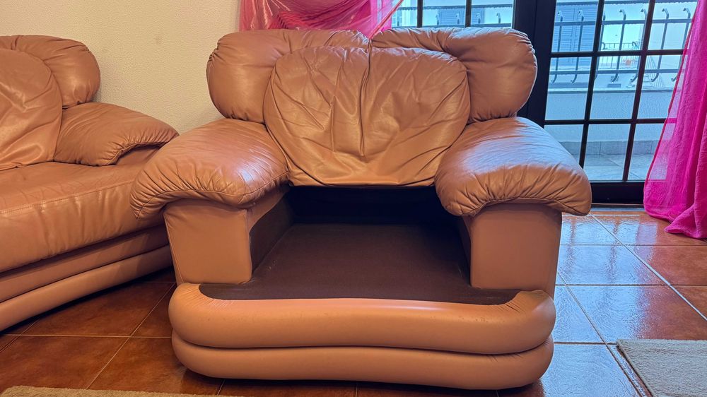 Conjunto de sofás em pele côr rosa