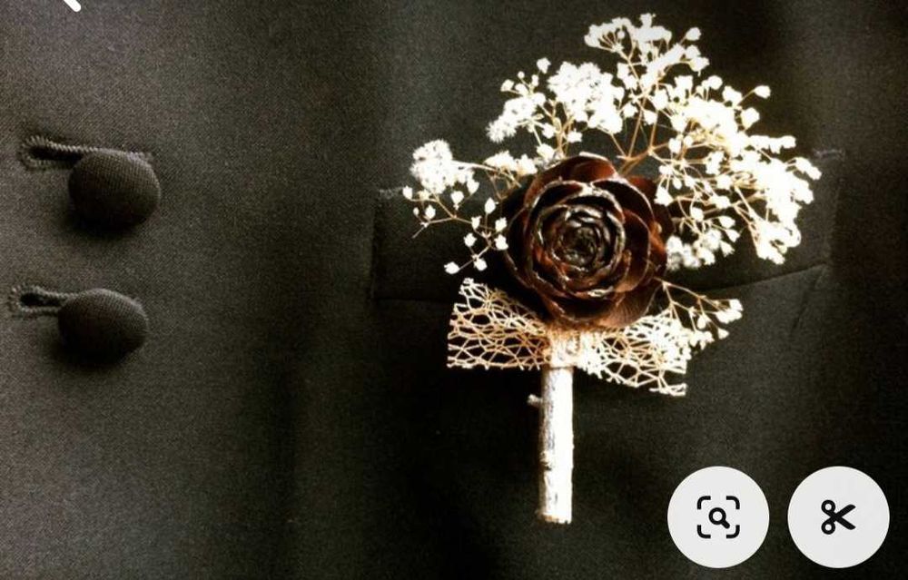 Mała butonierka z szyszką i białymi kwiatami