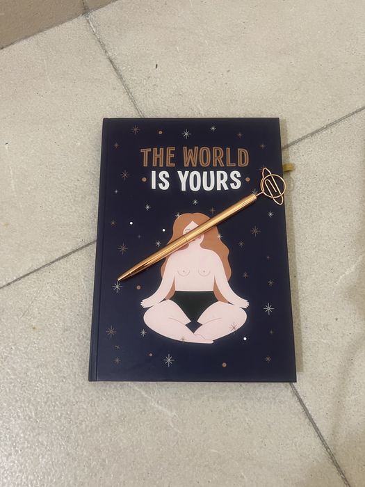 Caderno liso A5, capa dura - com caneta/clip