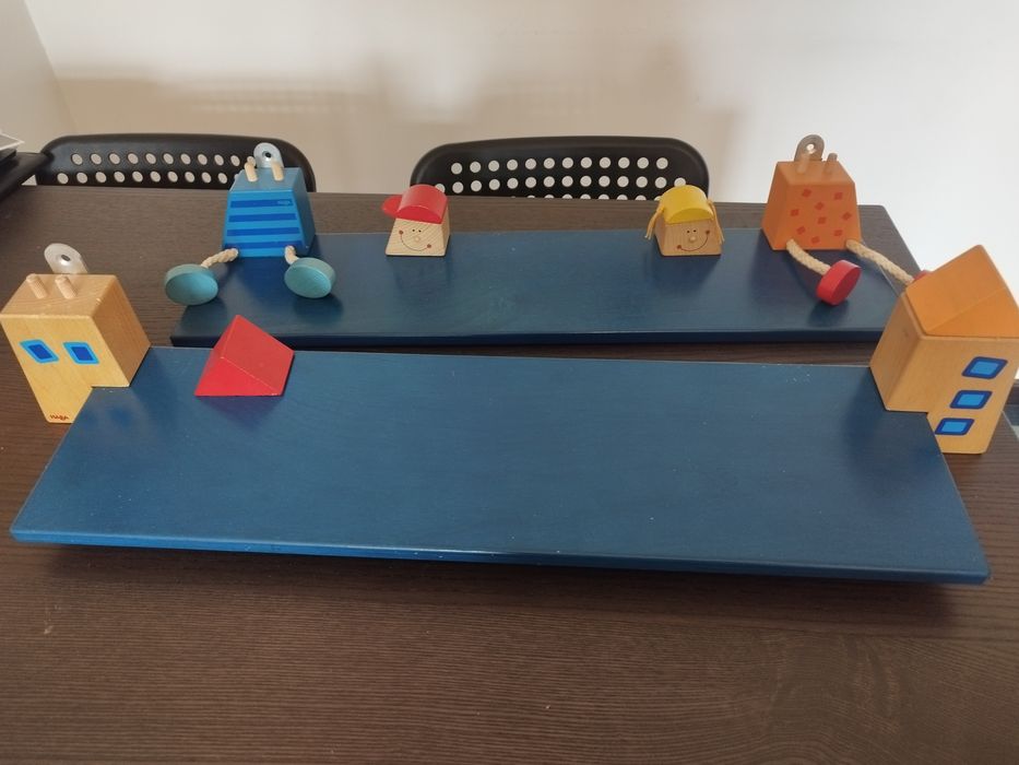 Duas estantes p/ quarto de criança