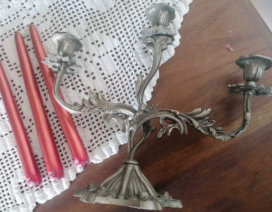 Castiçal em metal, com velas novas, 2 un