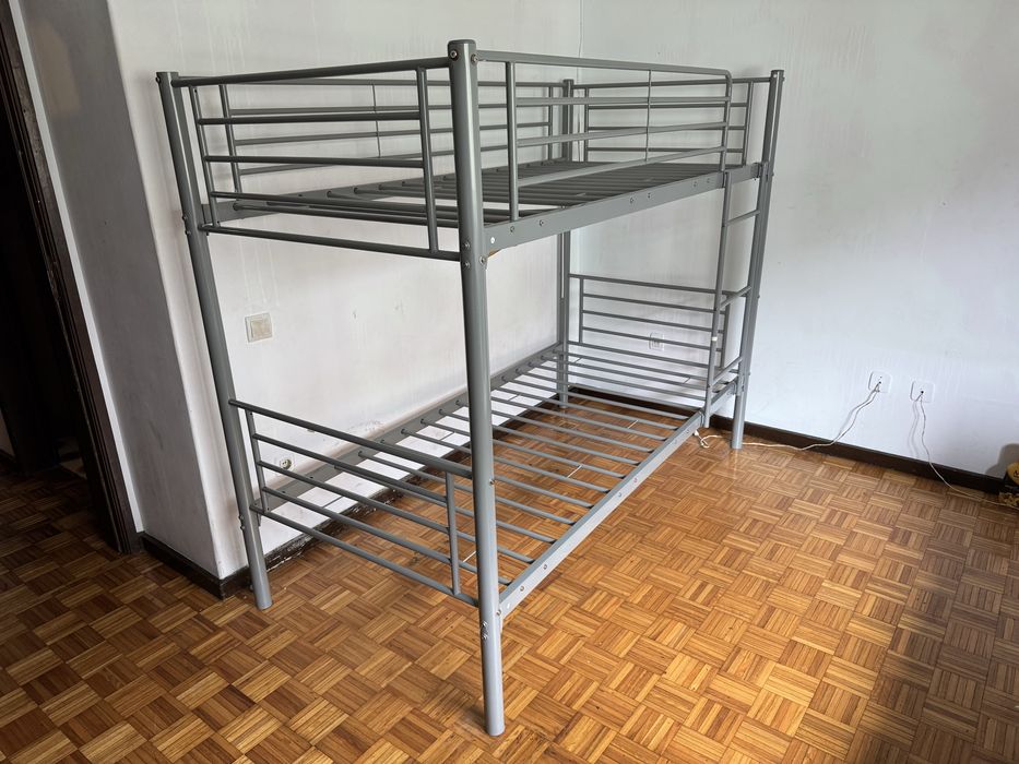 Beliche com corrimão e escada metálica