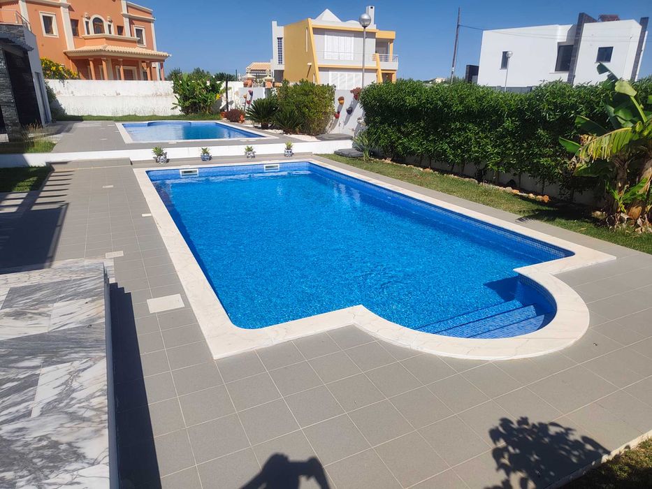 Limpeza e Manutenção de Piscinas / Pool Maintenance & Repairs