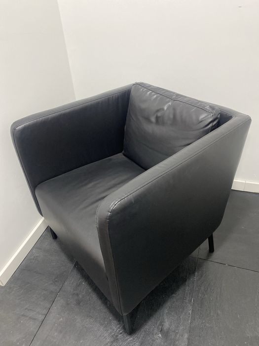 Cadeirão ikea em pele