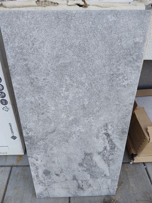 Płytki podłogowe szare imitujące kamień 30x60