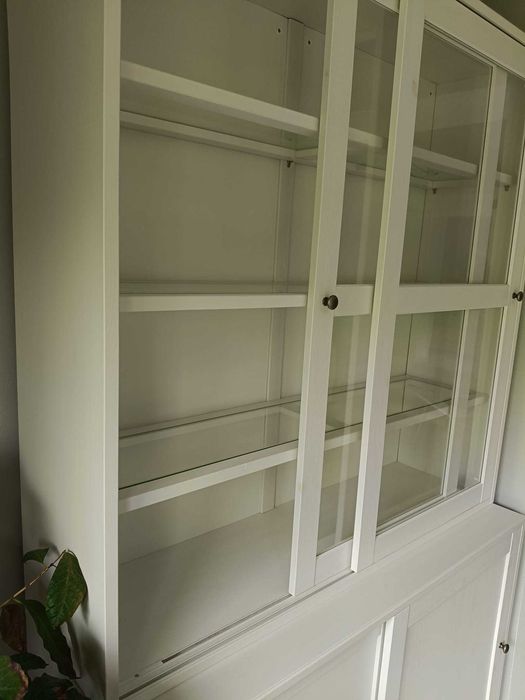 Witryna, biała szafa przeszklona Ikea Havsta do salonu