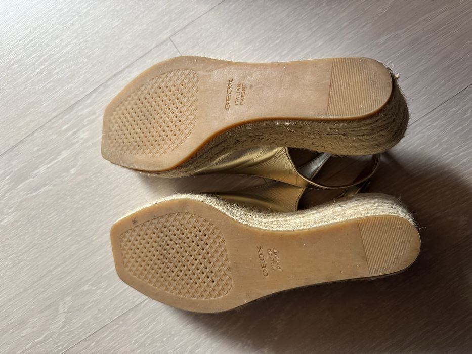 Sandalia Geox dourado