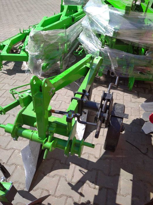 Плуг Bomet Польща оборотний плуг