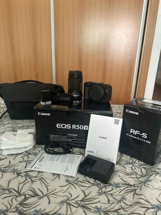 Canon R50V + RF-S 55-210mm is stm + muchila peak desing