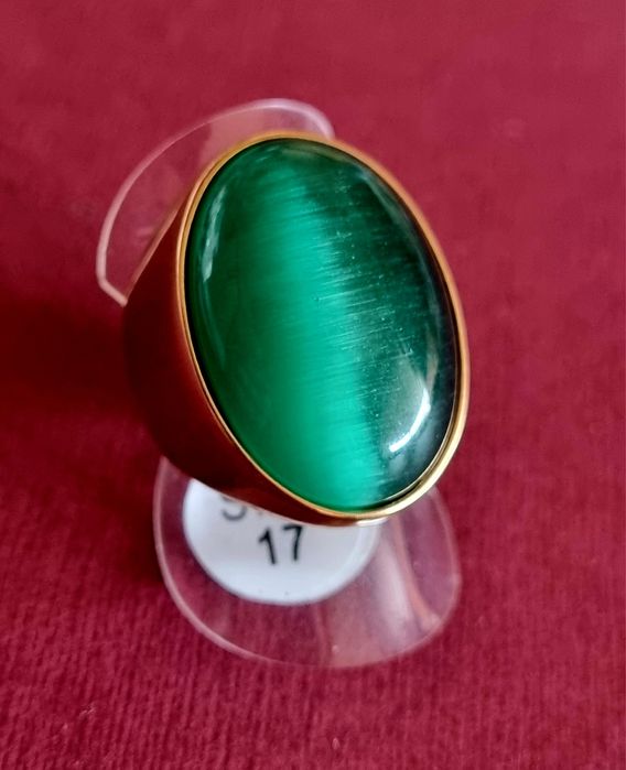 Anel dourado, em aço, com grande pedra verde oval. T17