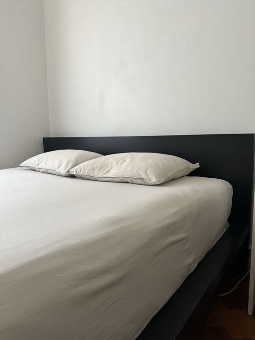 Cama IKEA MALM 160x200 + estrado de ripas + colchão.