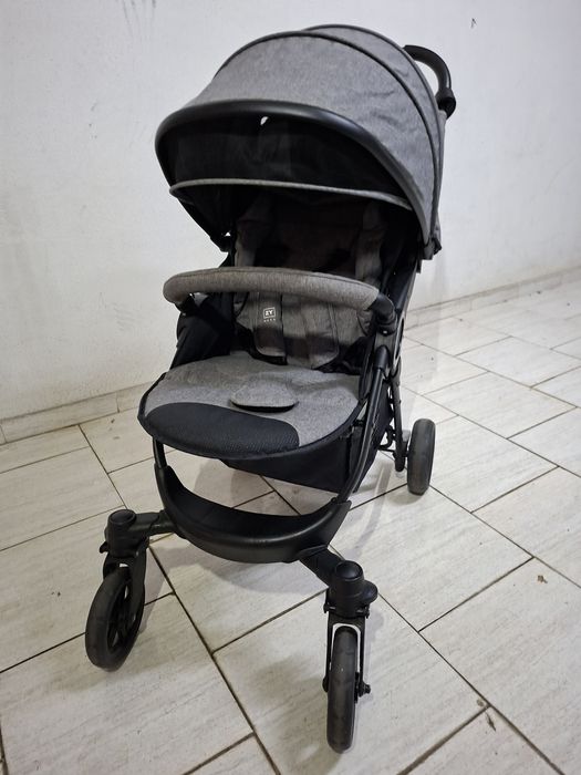 Carrinho de bebé com cadeira auto