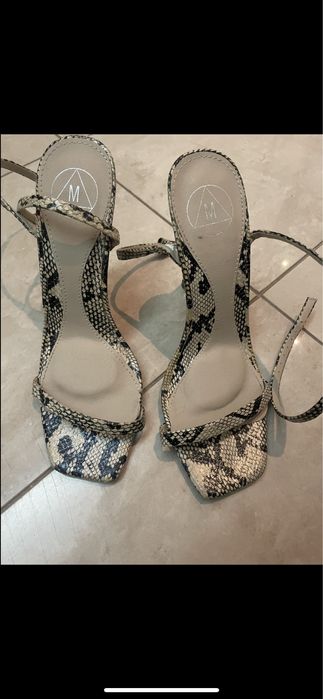 Szpilki nowe wężowe wiązane