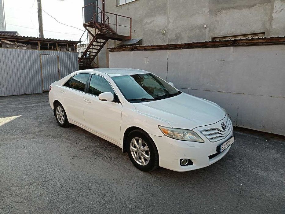Продаю свій автомобіль Toyota camry