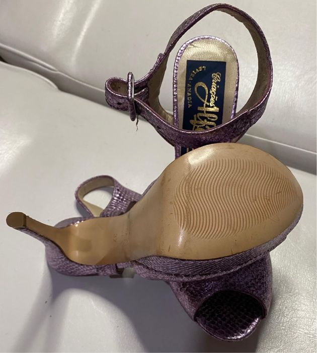 Sandalias roxas e sandalias verdes