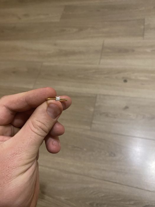 Кольцо с брильянтом