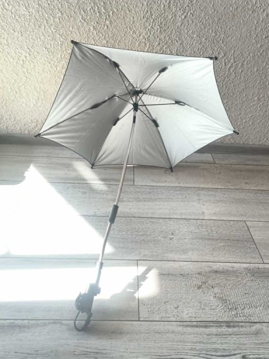 Parasolka czarna na zewnątrz w środku szara