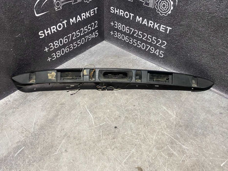 Планка підсвітки номера з ручкою багажника BMW 5-Series E60  8208504