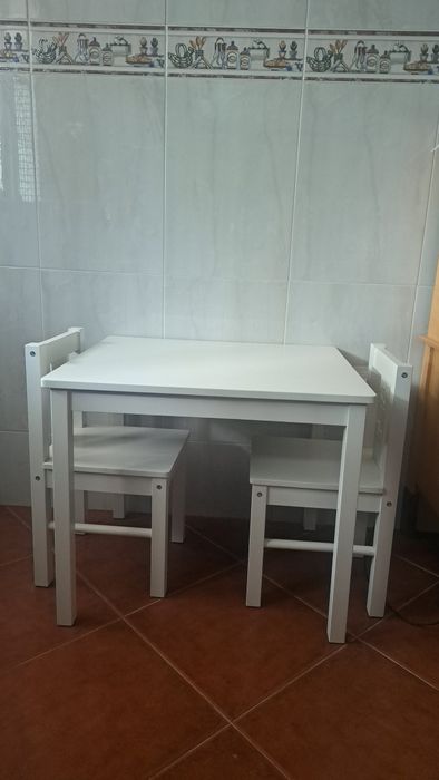 Mesa e duas cadeiras para criança- IKEA KRITTER