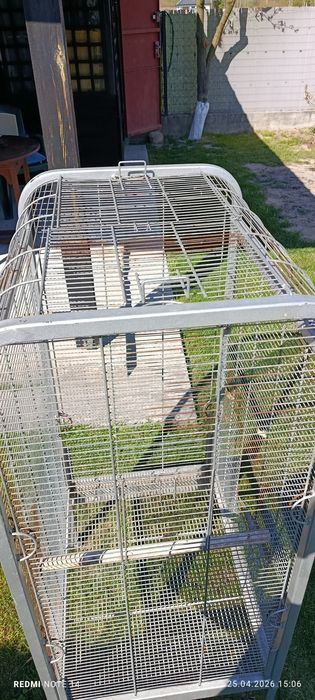 Metalowa duża klatka dla ptaków na kółkach