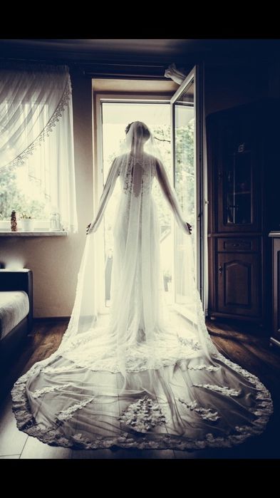 Suknia ślubna z trenem Lillian West 66076 długi welon