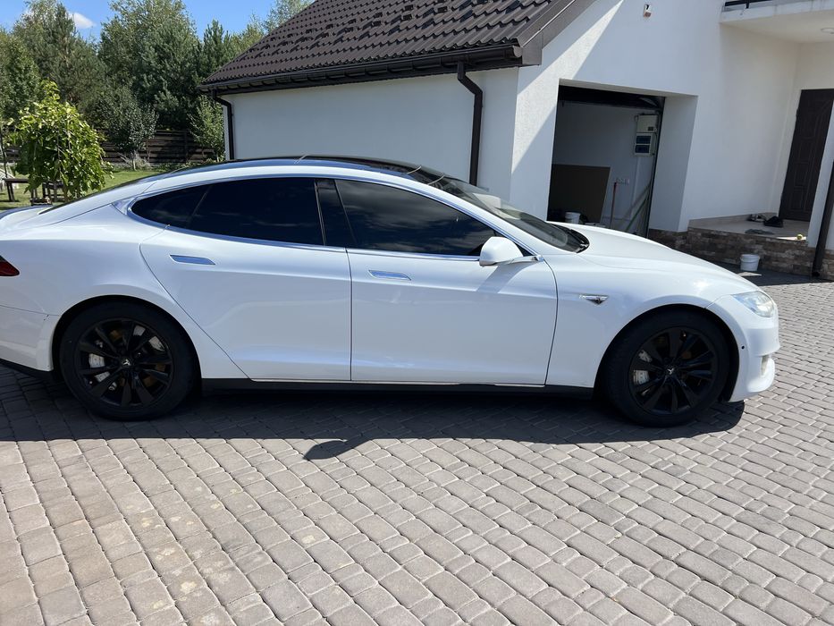 Tesla model s p 85
