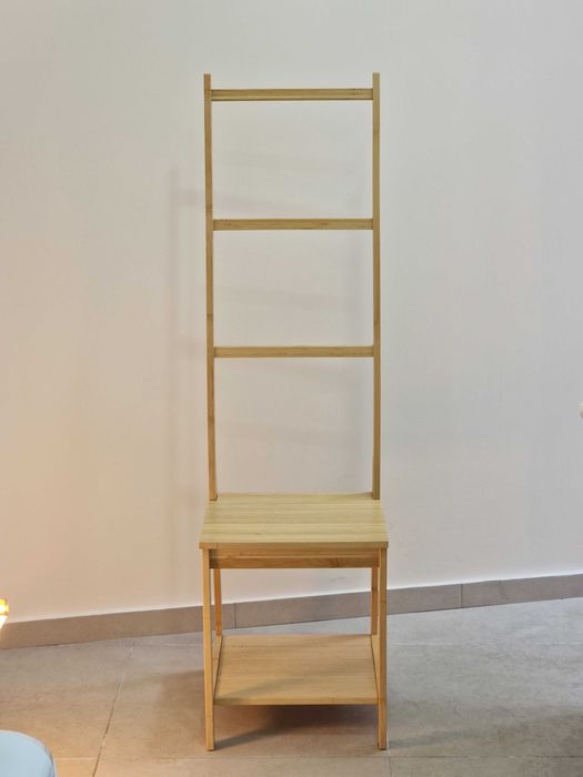 Cadeira com toalheiro IKEA em bambu
