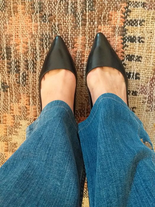 Sapatos pretos com salto baixo imitação réptil abertos atrás tam. 37