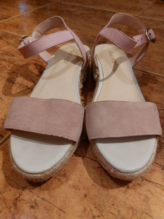 Sandały pudrowy róż, koturny Nine West 37,5