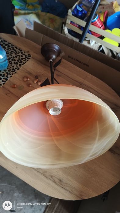 Lampa wisząca pojedyncza.