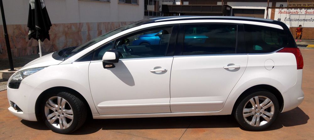 Peugeot 5008 1.6 HDi, 7L, automática, rodas 17 Teto Panorâmico, DVD
