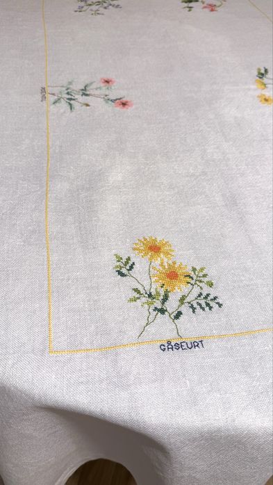 Obrus lniany z haftem krzyżykowym, kwiatowy wzór,  rękodzieło