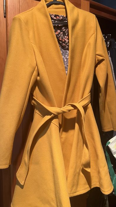 Vendo casaco em tom amarelo
